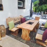 Holztisch Haus Tirol