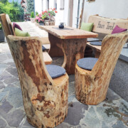 Holztisch Haus Tirol